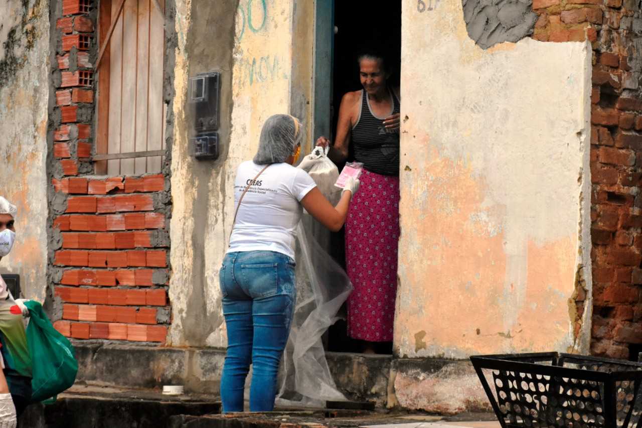 Camacã: Prefeitura distribui pão, leite e máscaras para famílias em São João do Panelinha